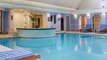 Piscine couverte, accÚs possible de 06 h 00 à 21 h 30, chaises longues