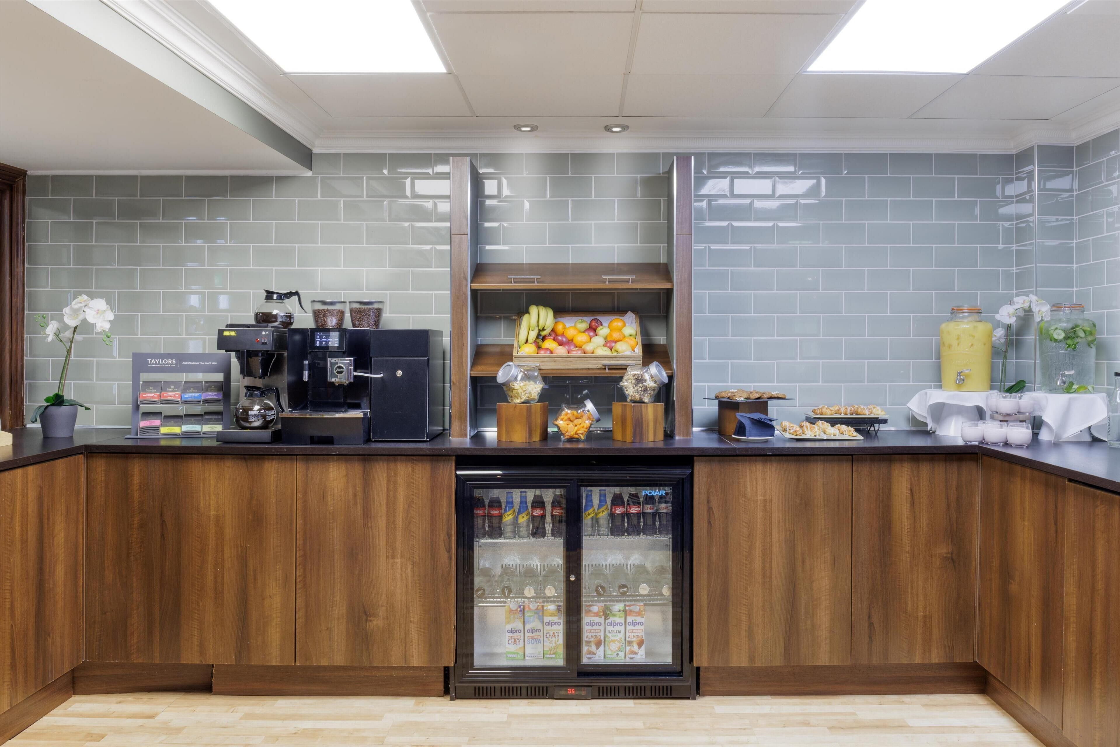 朝食 (ビュッフェ)、毎日提供 (1 名様 15 GBP)