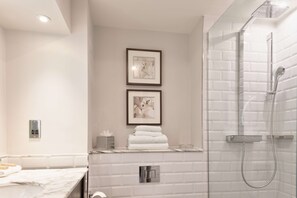 Free toiletries, hair dryer, towels, soap - DoubleTree by Hilton St. Anne's Manor (Wokingham)
