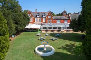 Exterior - DoubleTree by Hilton St. Anne's Manor (Wokingham)