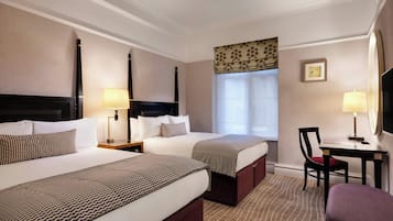 غرفة ديلوكس - سريران مزدوجان | ميني بار وخزنة داخل الغرفة ومكتب ومكواة/لوح كي