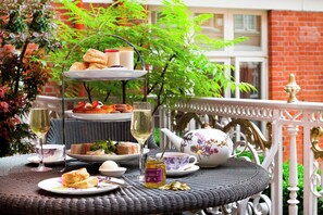 Breakfast, lunch, dinner served; garden views 