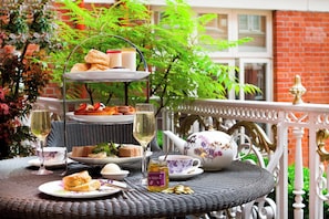 Breakfast, lunch, dinner served; garden views