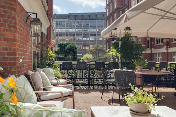 Breakfast, lunch, dinner served; garden views