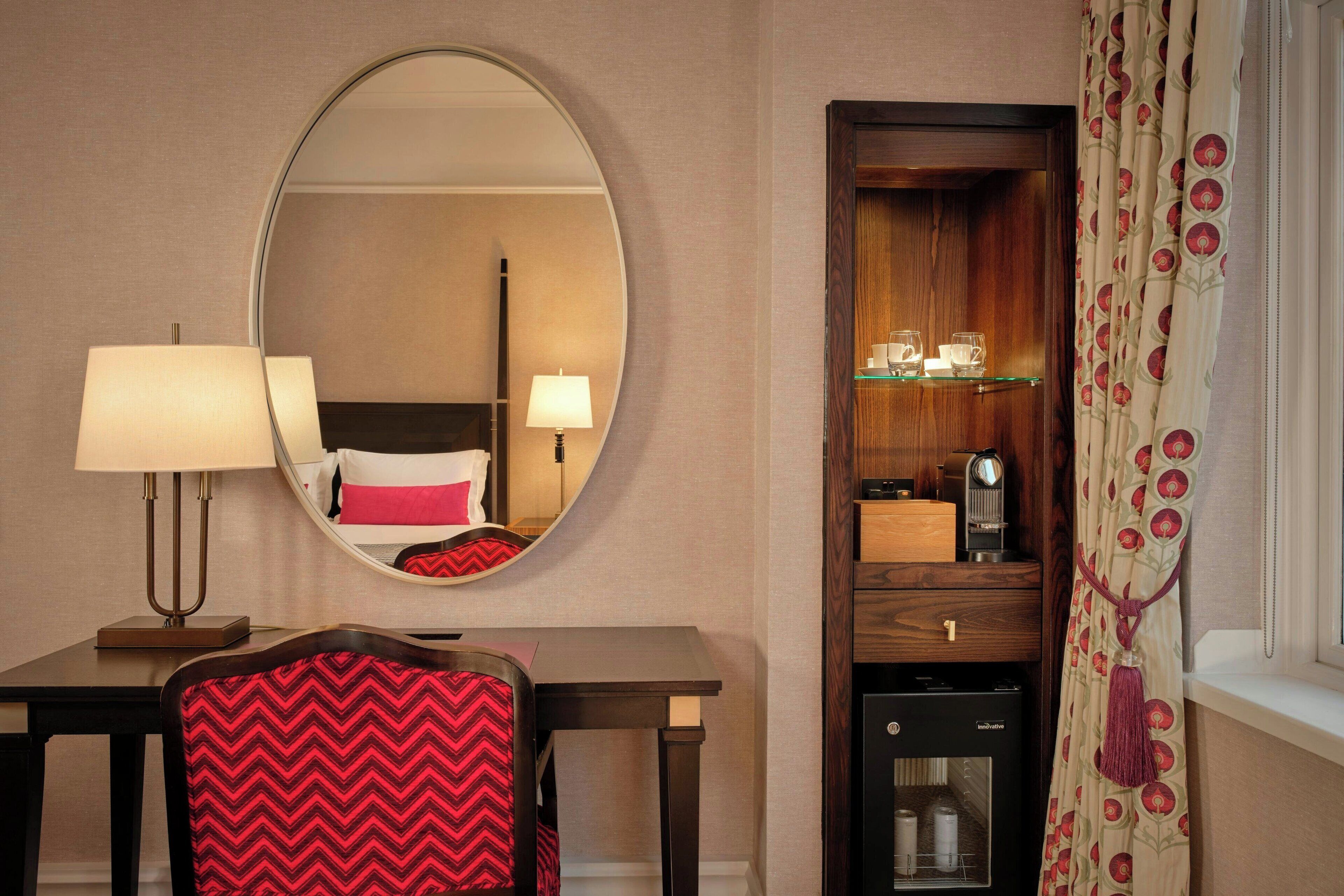 executive room, 1 king bed | minibar, in-room safe, desk, iron/ironing board