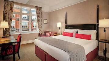 Executive Room, 1 King Bed | Minibar, in-room safe, desk, iron/ironing board