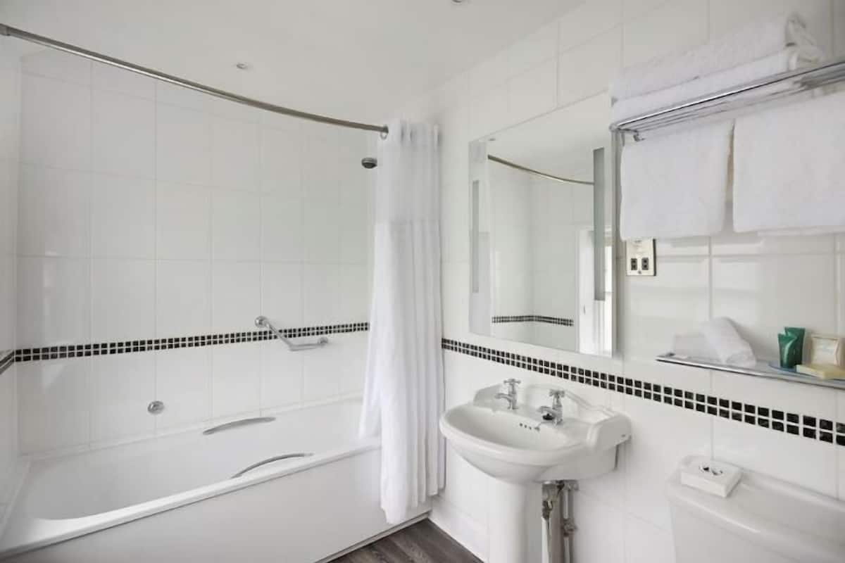 Combined shower/tub, free toiletries, hair dryer, towels