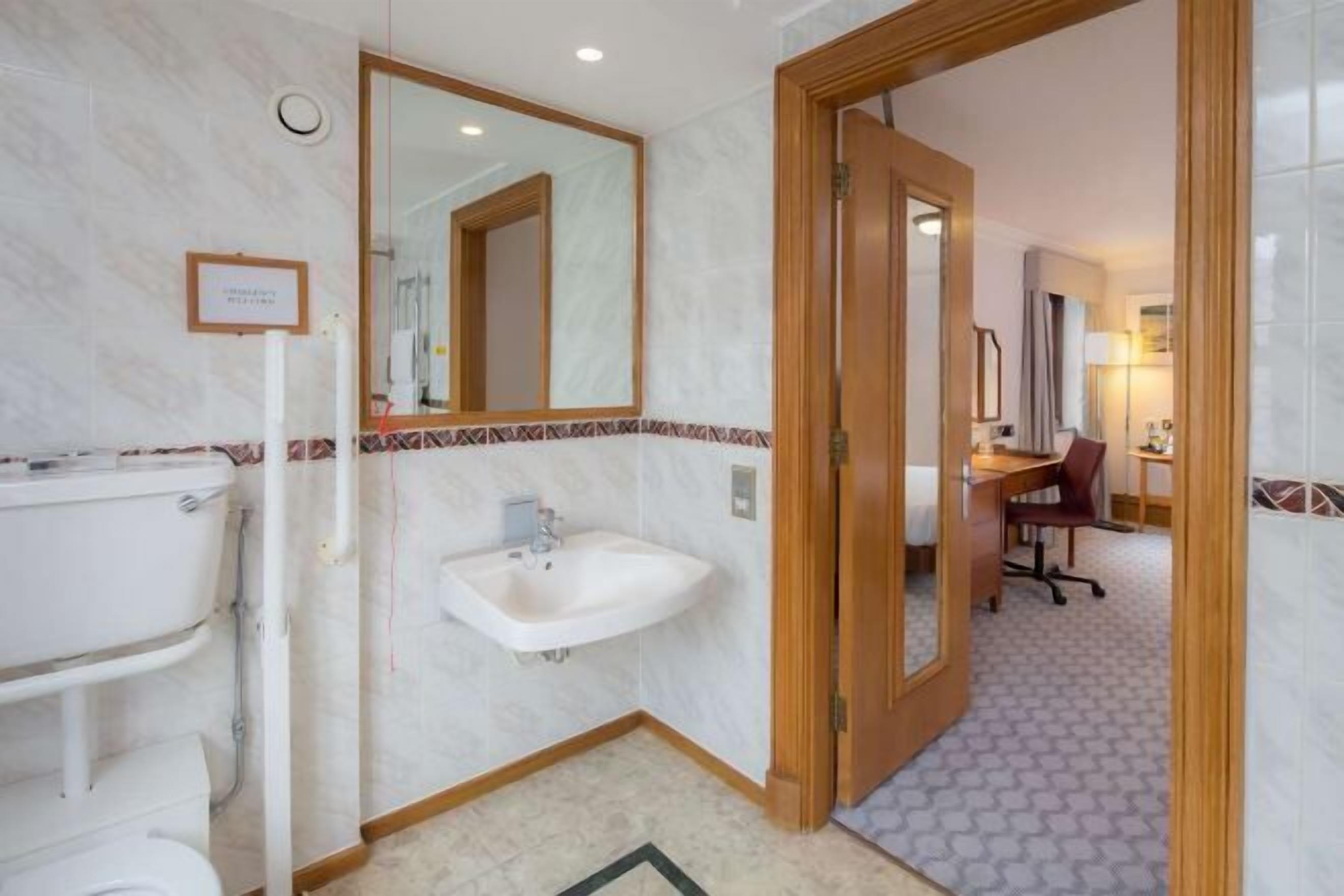 Salle de bain | Ensemble douche/baignoire, articles de toilette gratuits, sèche-cheveux