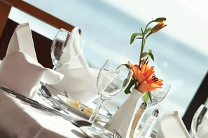 2 restaurants; breakfast, lunch, and dinner served - Best Western Palace Hotel & Casino (Douglas)