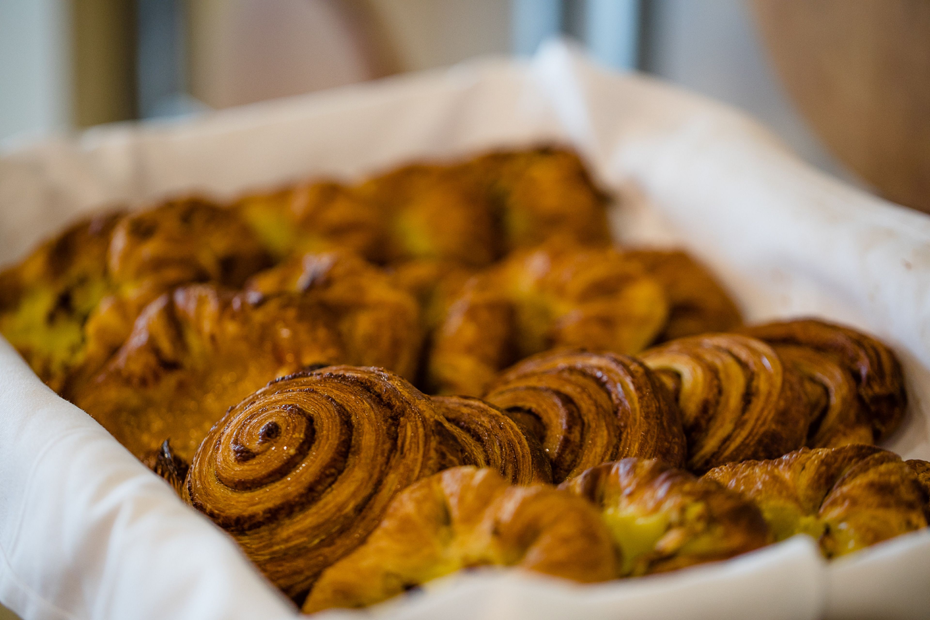 Een schaal versgebakken croissants.