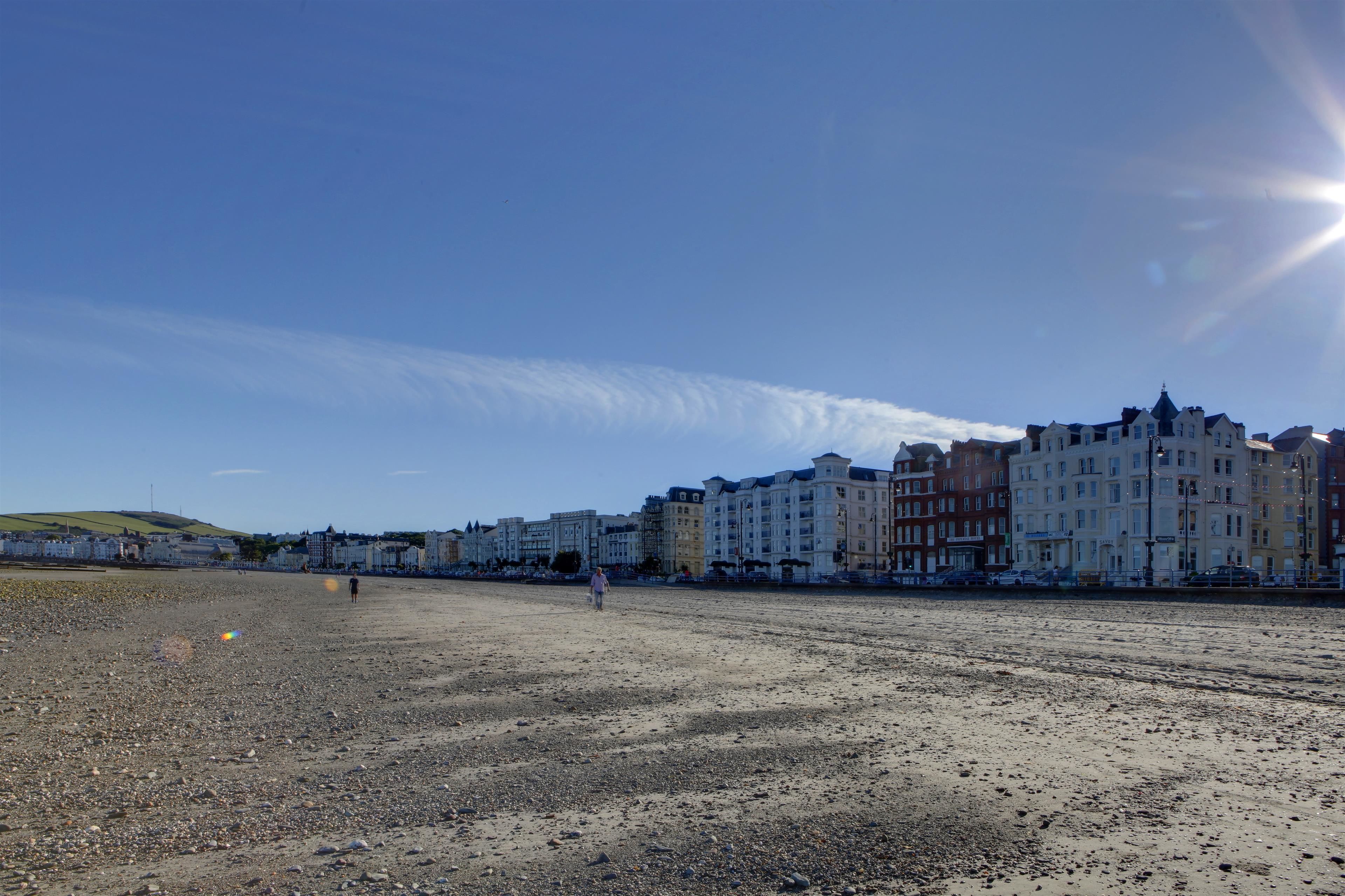Una playa con edificios al fondo.