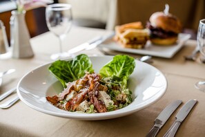 2 restaurantes, é servido café da manhã