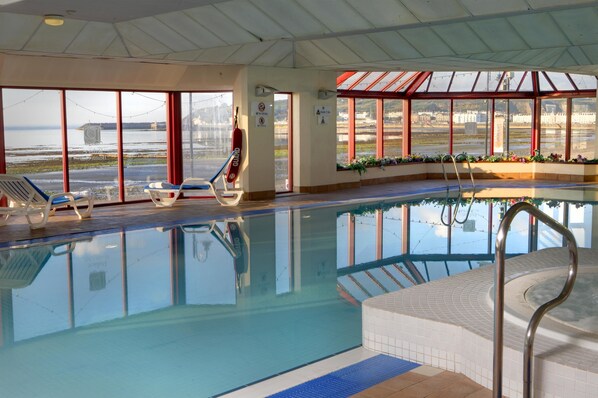 Piscina interna, espreguiçadeiras