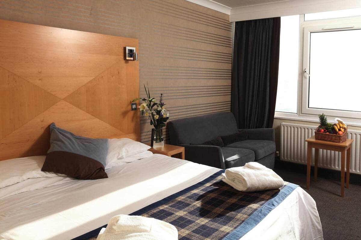 Deluxe Room, 1 King Bed, Non Smoking, Sea View | In-room safe, desk, iron/ironing board, free WiFi