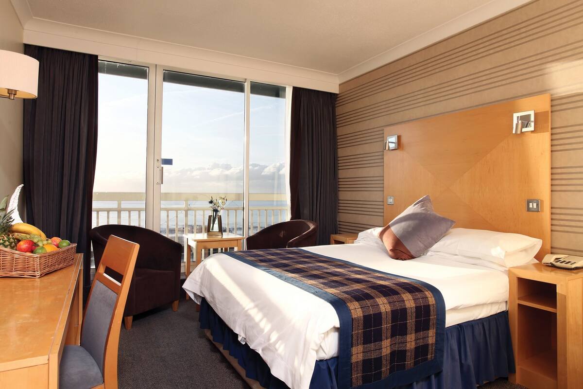 Standard Room, 1 Double Bed, Non Smoking, Sea View | In-room safe, desk, iron/ironing board, free WiFi