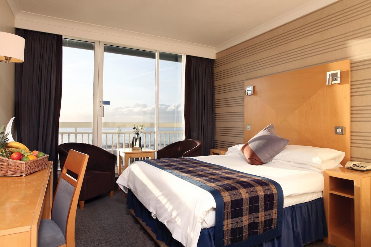 Standard Room, 1 Double Bed, Non Smoking, Sea View | In-room safe, desk, iron/ironing board, free WiFi