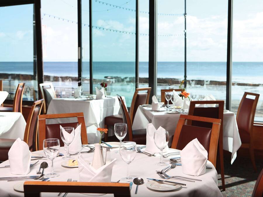 2 restauranter; serverer morgenmad