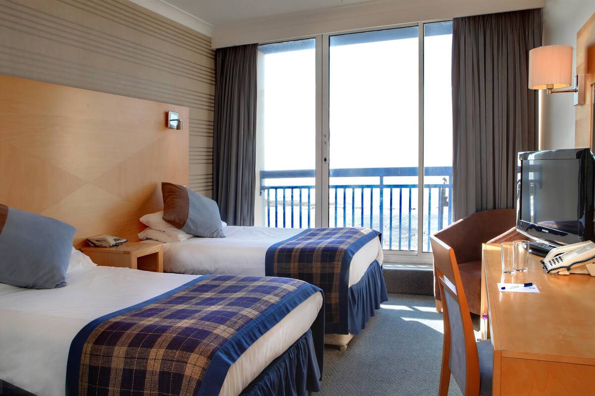 Standard Room, 2 Single Beds, Non Smoking, Sea View | In-room safe, desk, iron/ironing board, free WiFi