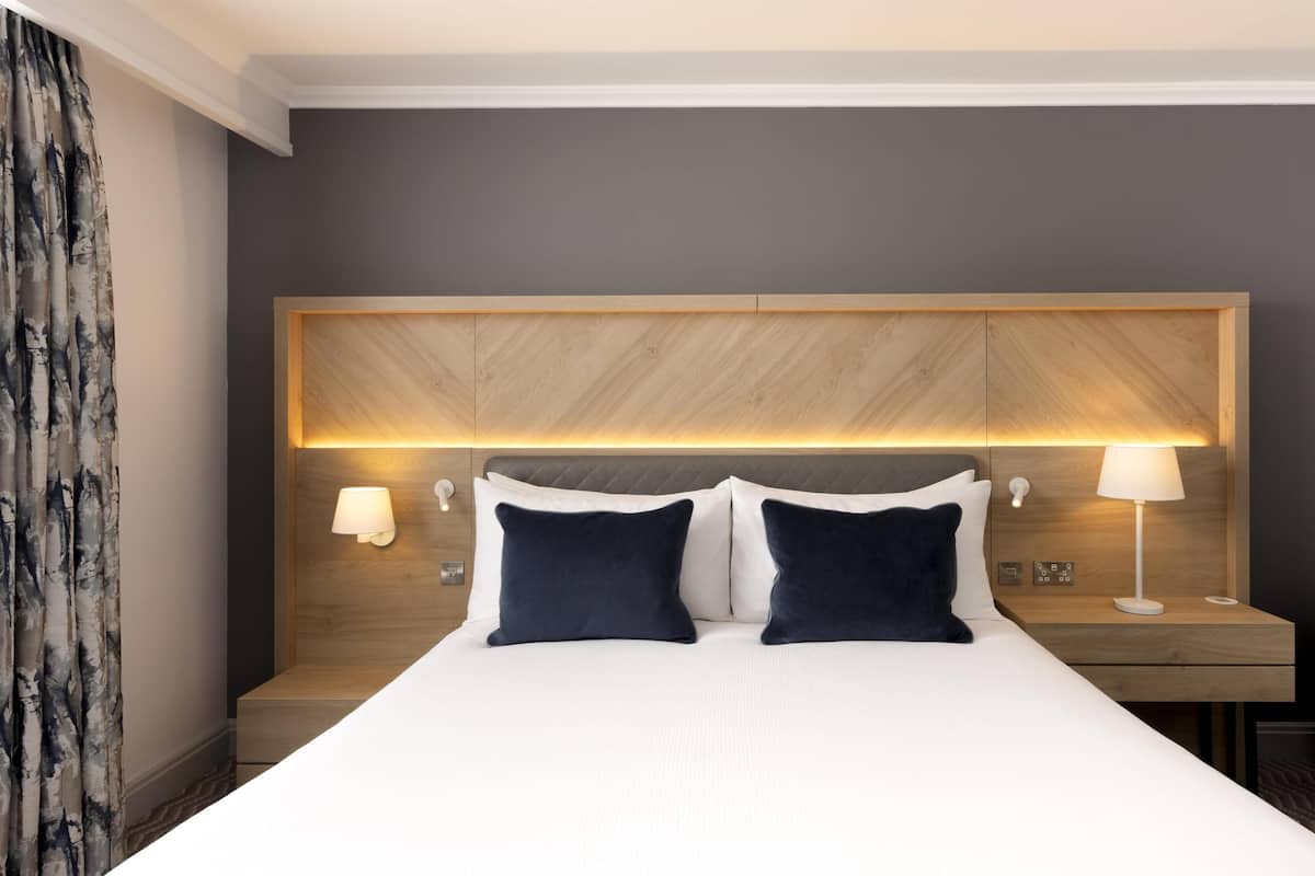 Suite, 1 King Bed | In-room safe, desk, laptop workspace, blackout drapes