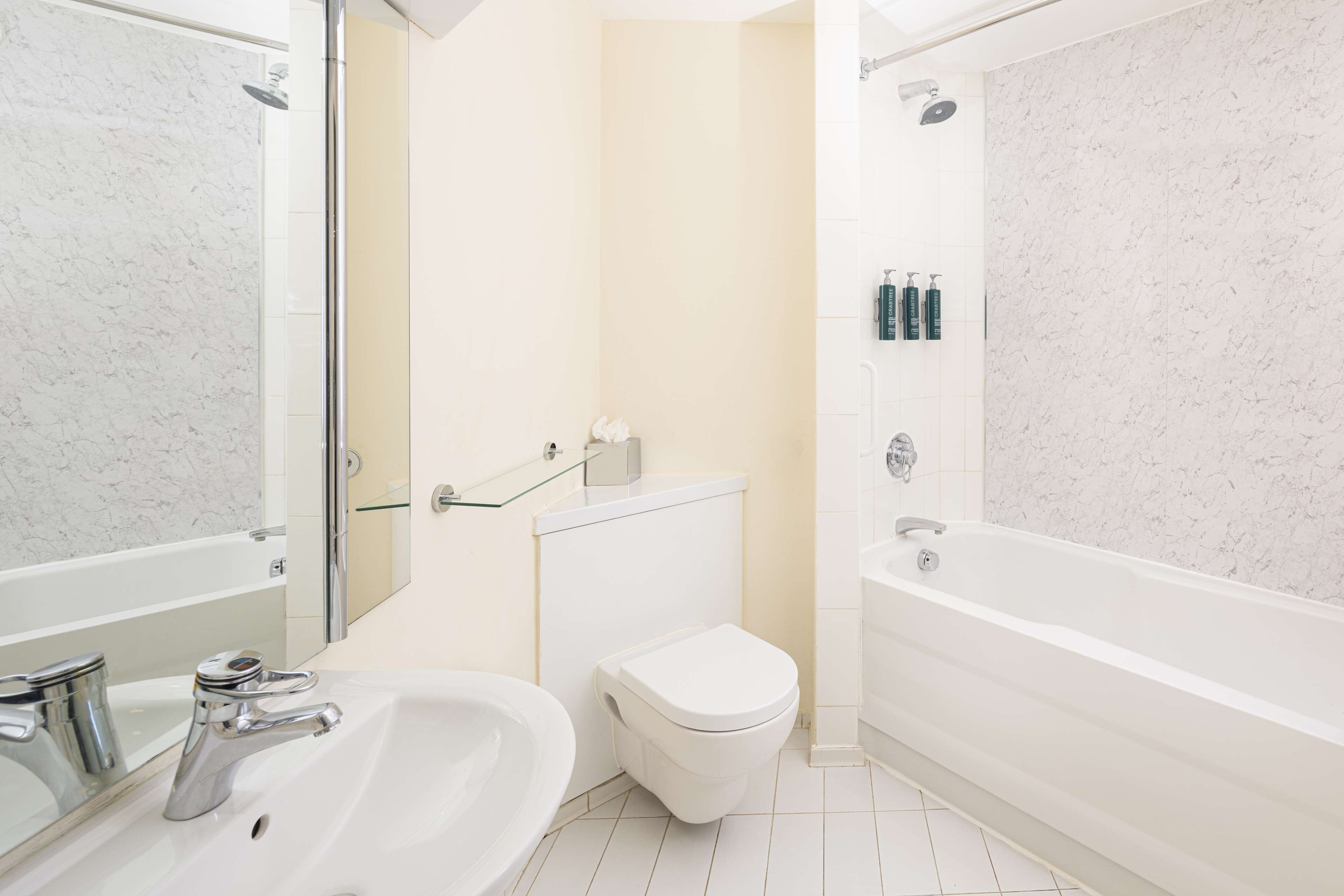 Combined shower/tub, free toiletries, hair dryer, towels