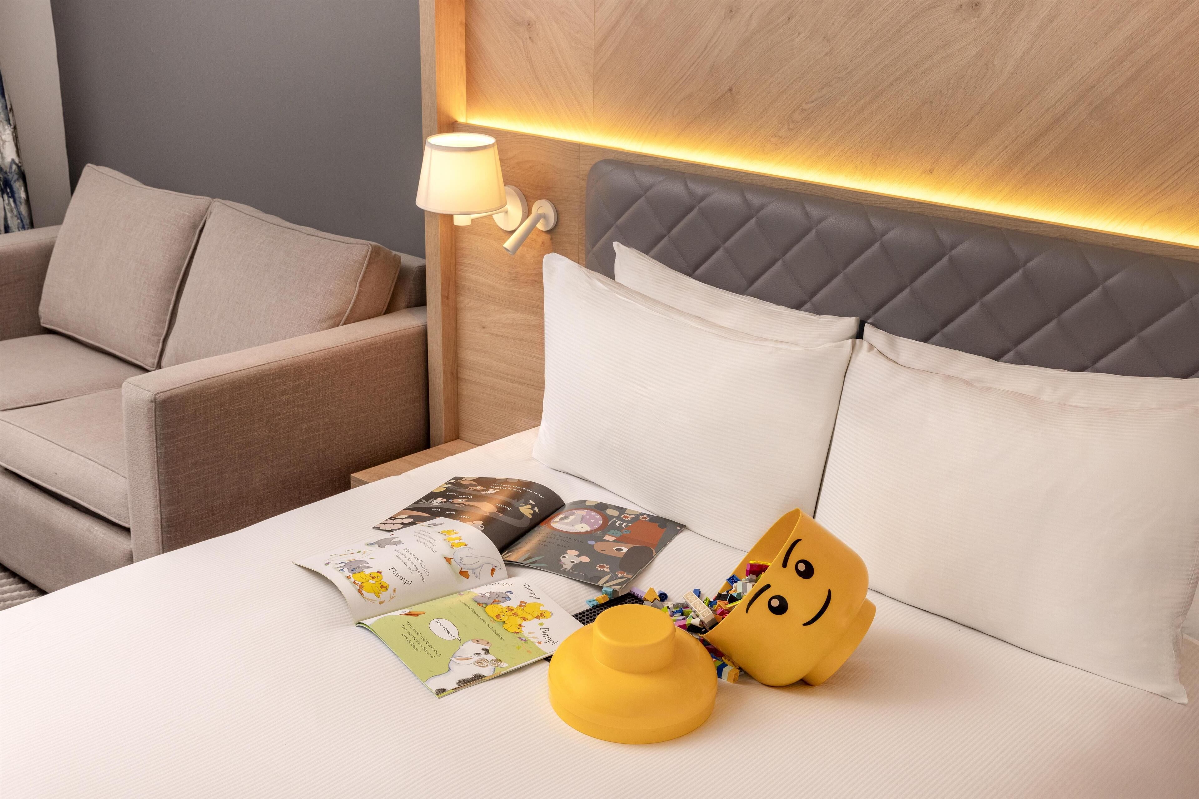 Safe på rommet, skrivebord og skrivebord for bærbar PC