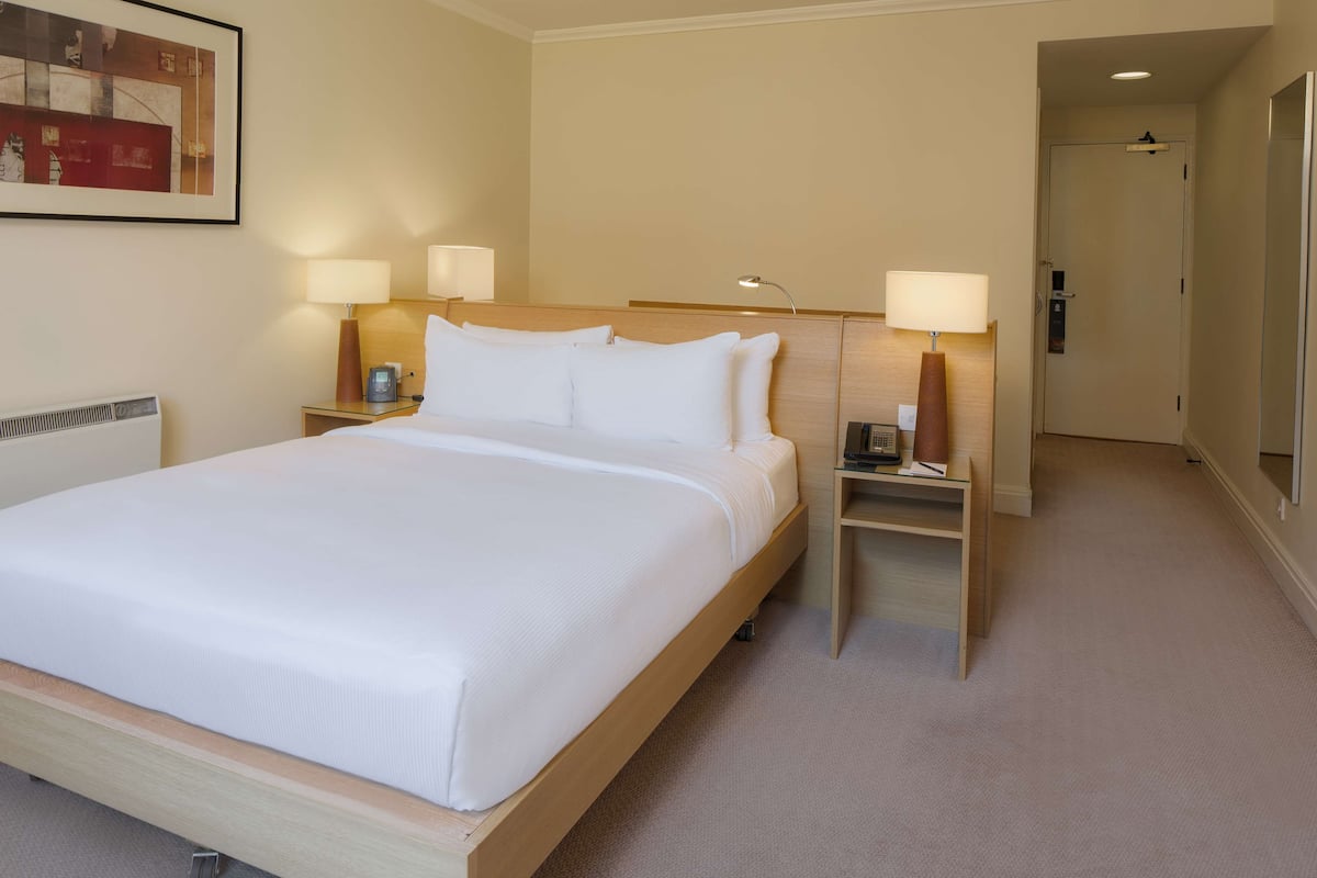 1 Schlafzimmer, hochwertige Bettwaren, Zimmersafe, Schreibtisch