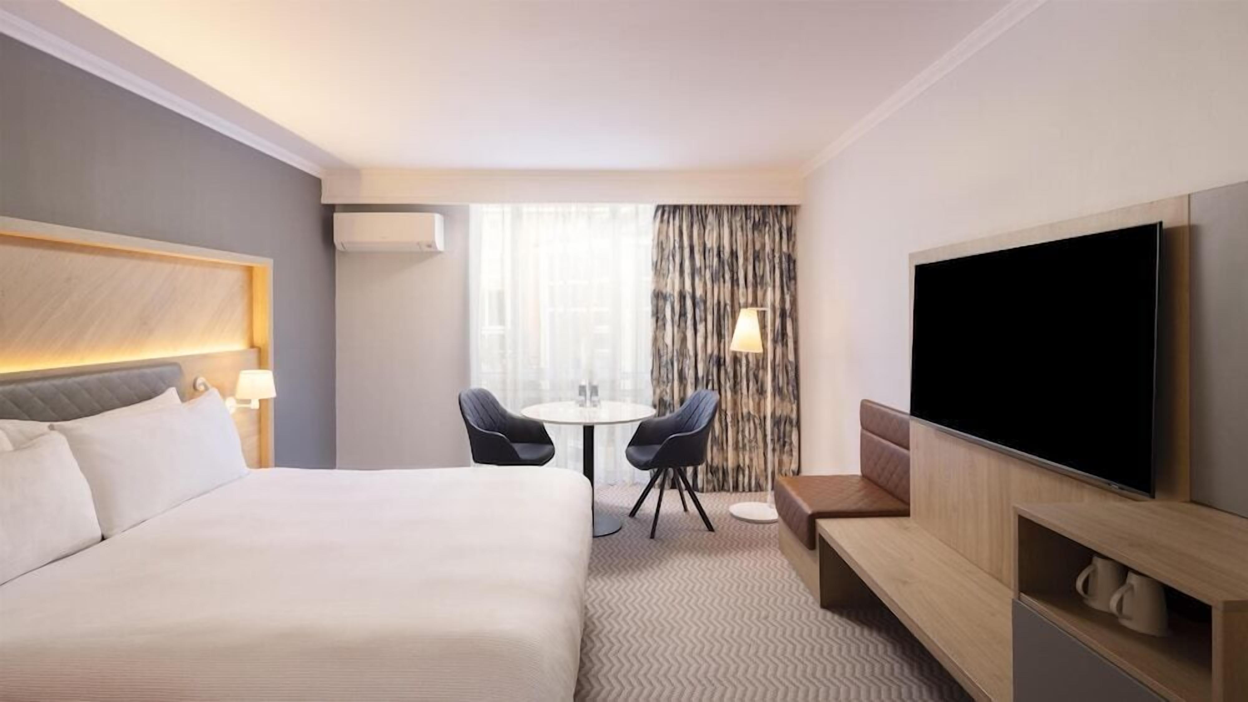 客房内保险箱、办公桌、笔记本电脑工作区、遮光窗帘