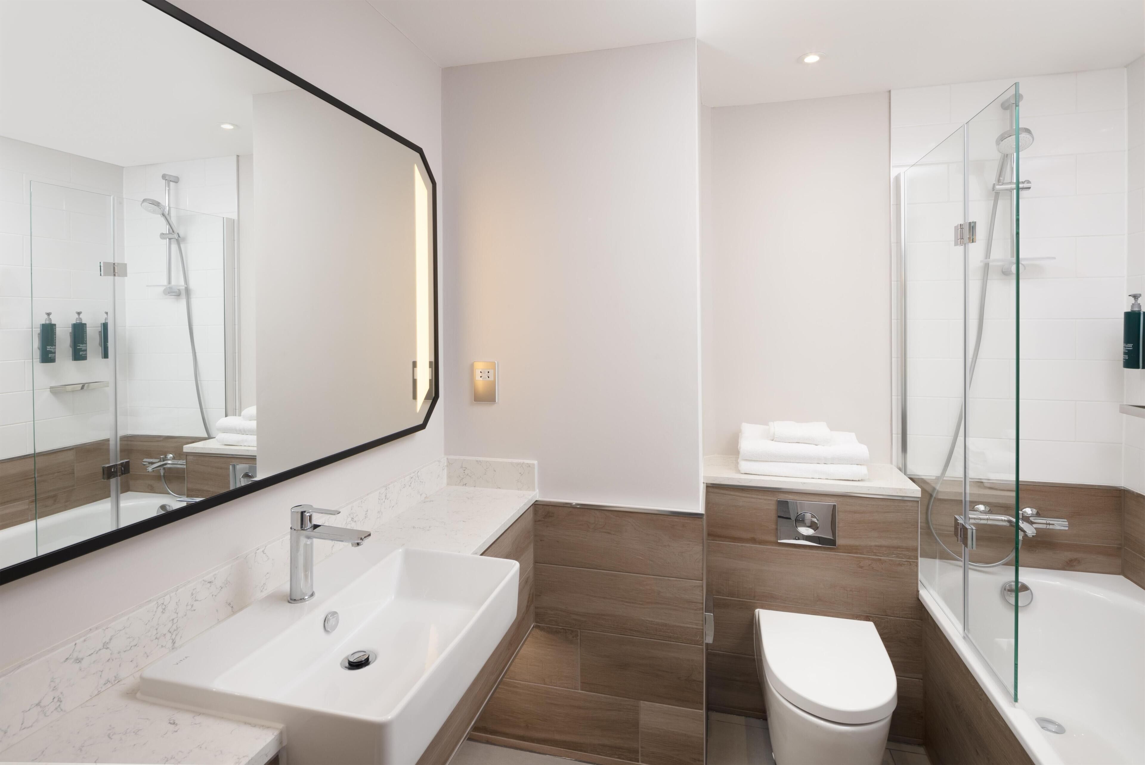 Habitación superior, 1 cama de matrimonio grande | Baño | Ducha y bañera combinadas y artículos de higiene personal gratuitos