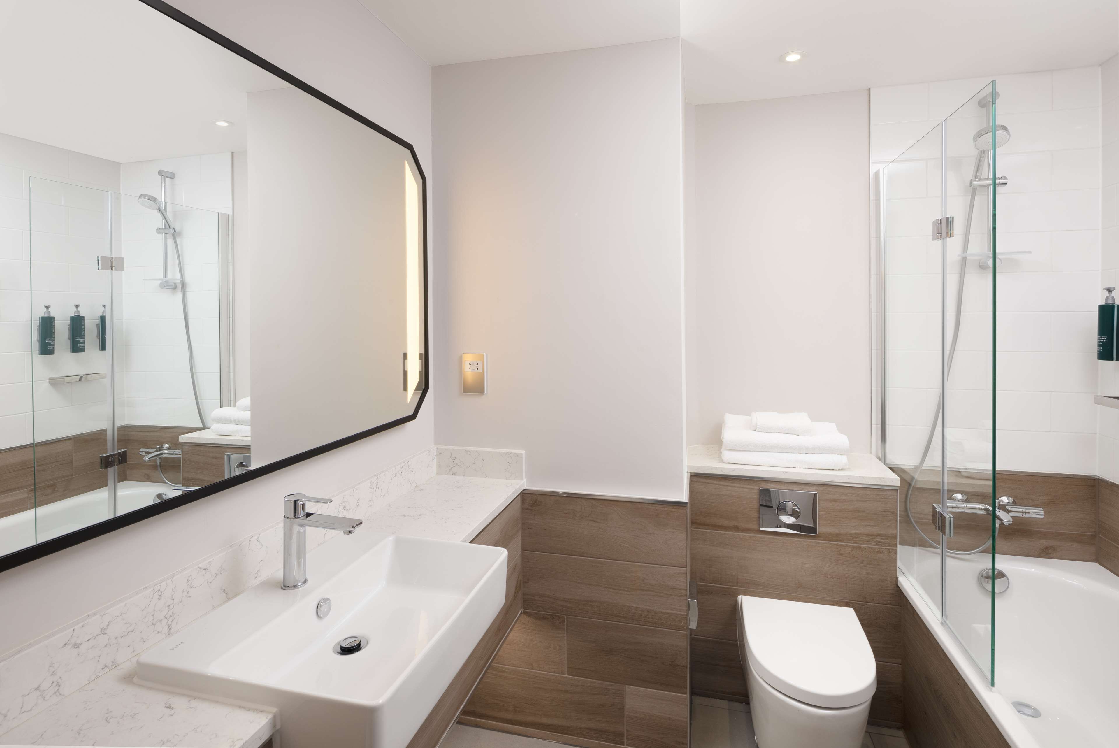 superior room, 1 king bed | bathroom | combined shower/bathtub, free toiletries, hair dryer, towels