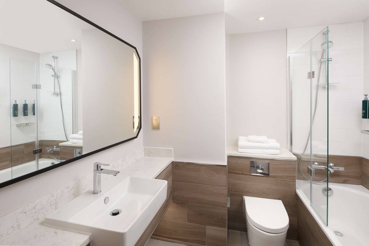 superior room, 1 king bed | bathroom | combined shower/bathtub, free toiletries, hair dryer, towels