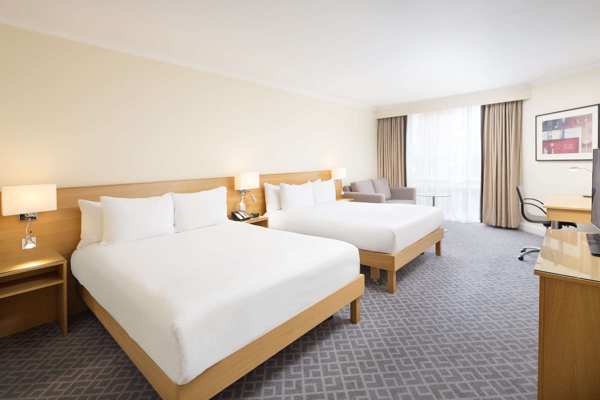 1 Schlafzimmer, hochwertige Bettwaren, Zimmersafe, Schreibtisch