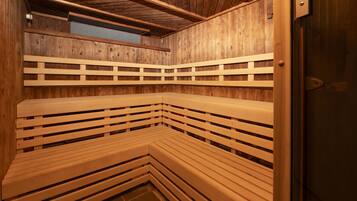 Una sauna con bancos de madera y techo inclinado.
