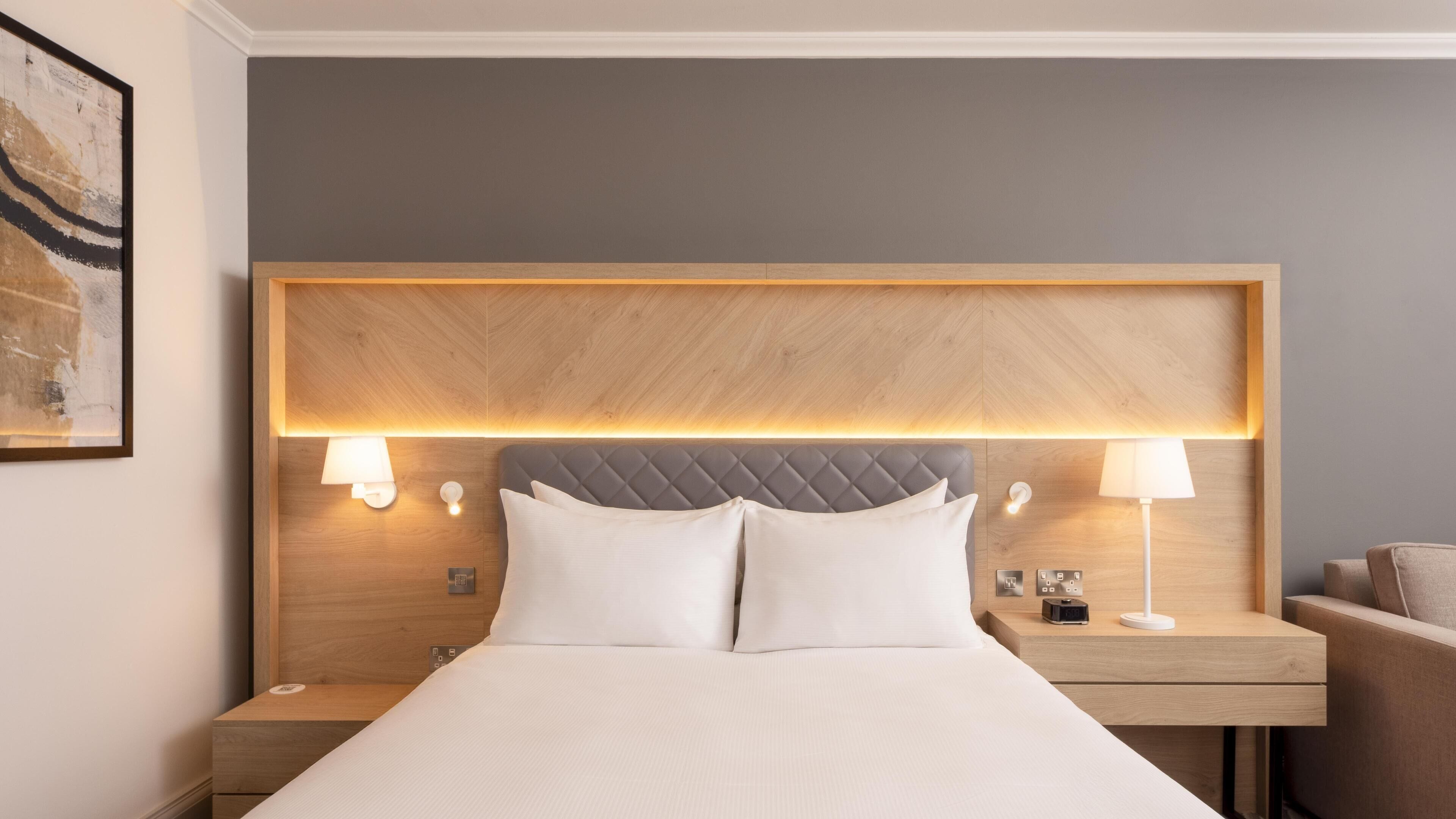 Chambre, 1 grand lit | Coffre-fort pour ordinateur portable, bureau