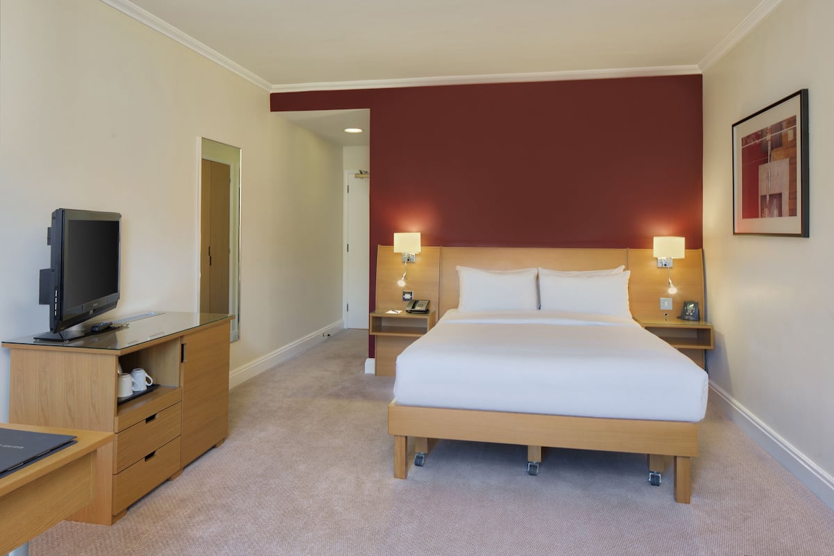 In-room safe, desk, laptop workspace, blackout drapes