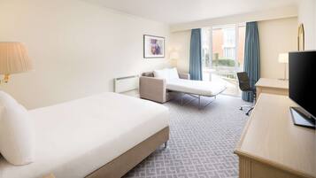 Habitación, 1 cama Queen size (Courtyard Facing) | 1 habitación, caja de seguridad en la habitación y escritorio