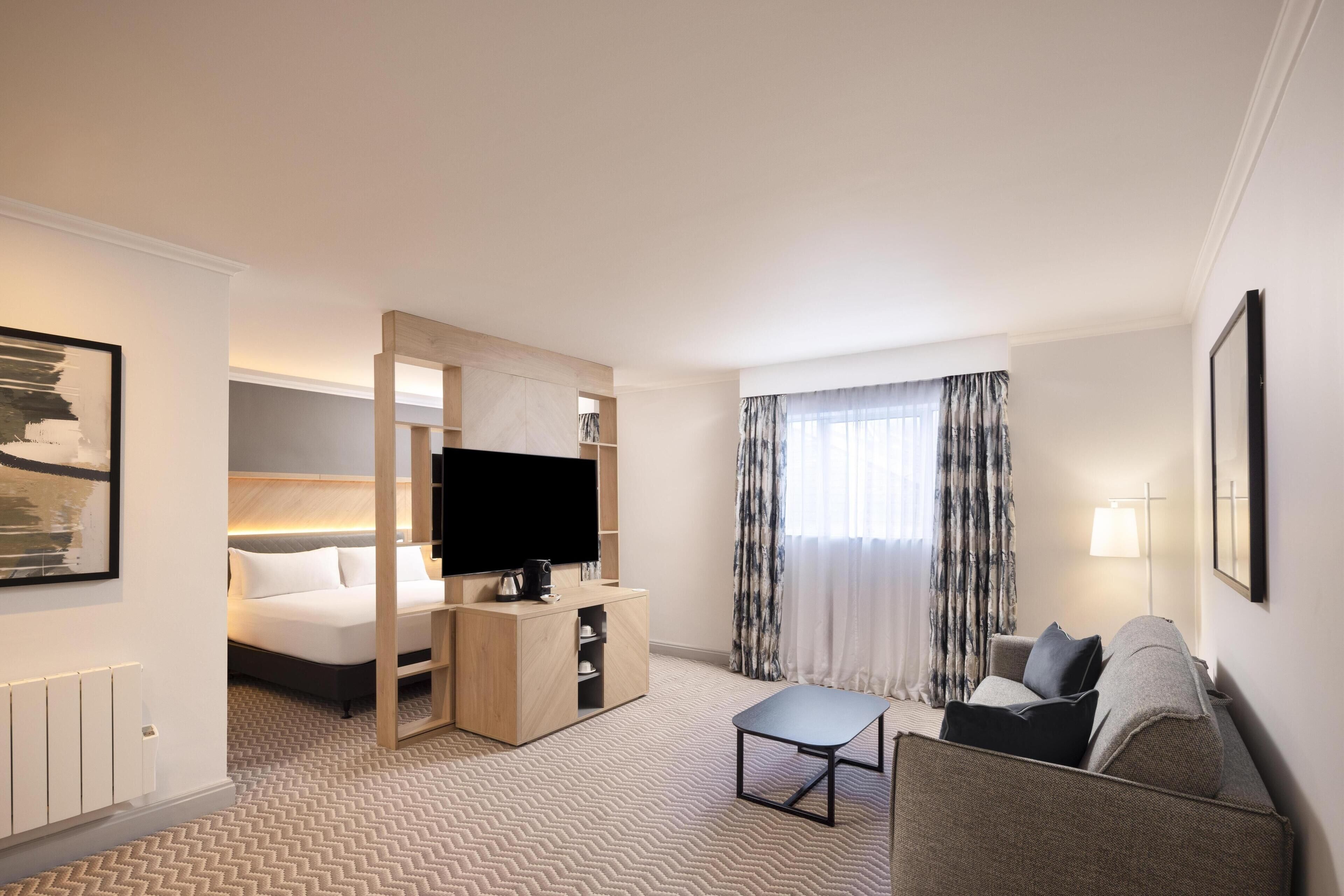 Junior Suite, 1 King Bed | Living area | 43-inch TV with cable channels