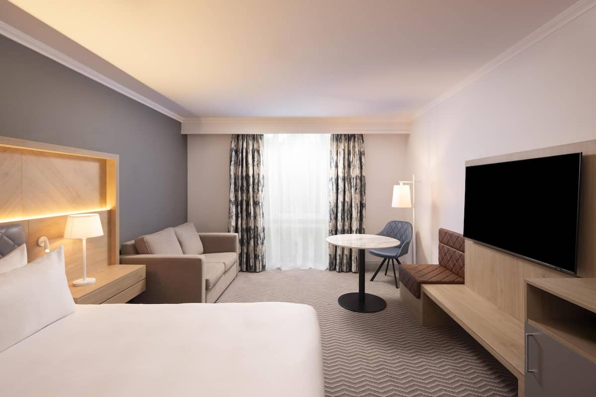 Room, 1 Queen Bed | In-room safe, desk, laptop workspace, blackout drapes