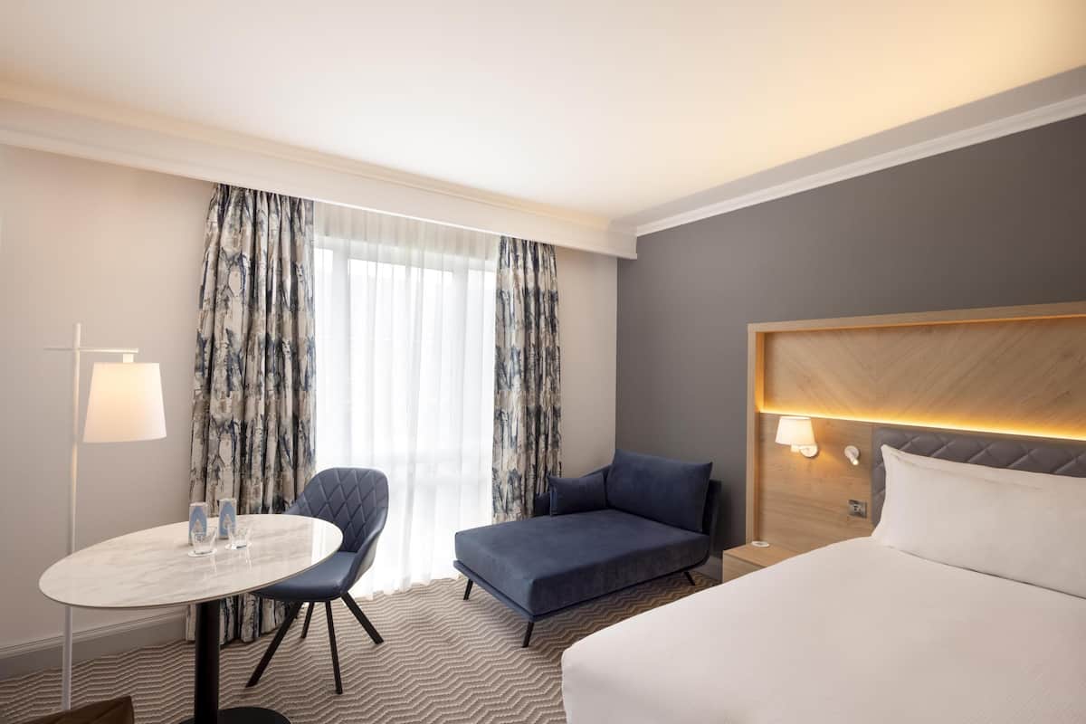 Deluxe Room, 1 King Bed | In-room safe, desk, laptop workspace, blackout drapes