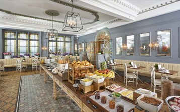 Colazione a buffet, servita nei giorni feriali (22.00 GBP a persona) 