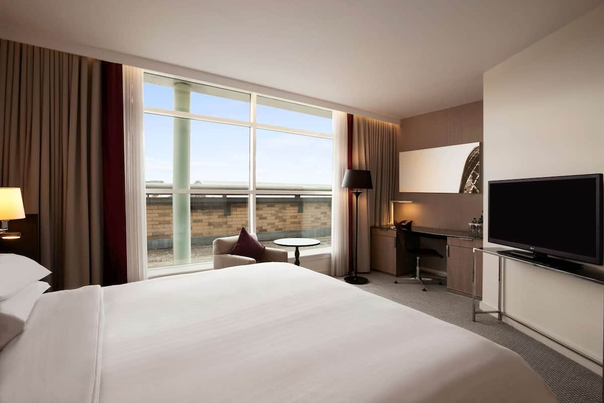 Executive Room, 1 King Bed, Club lounge access | 1 bedroom, Egyptian cotton sheets, premium bedding, in-room safe