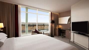 Executive Room, 1 King Bed, Club lounge access | 1 bedroom, Egyptian cotton sheets, premium bedding, in-room safe