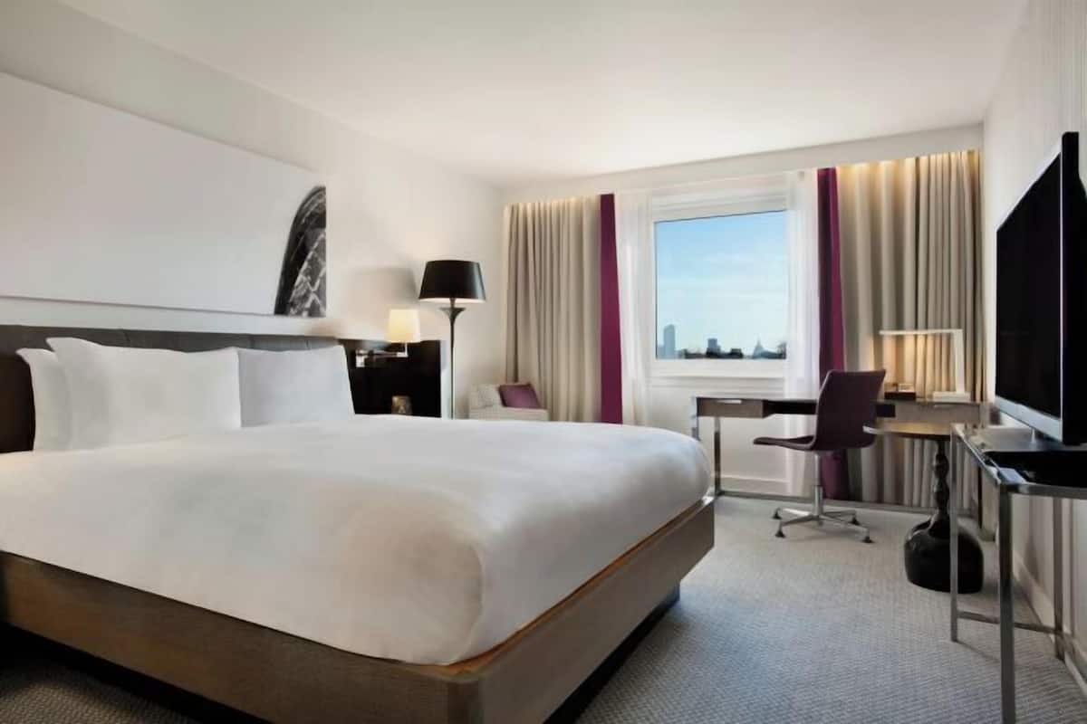 1 bedroom, Egyptian cotton sheets, premium bedding, in-room safe
