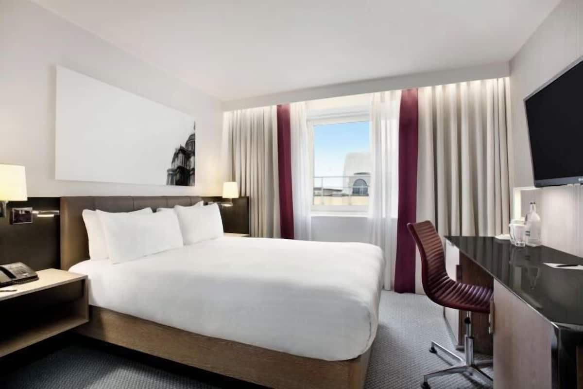 1 bedroom, Egyptian cotton sheets, premium bedding, in-room safe