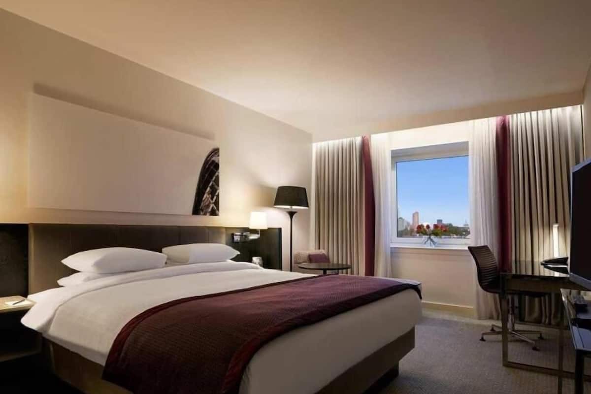 Egyptian cotton sheets, premium bedding, in-room safe, desk