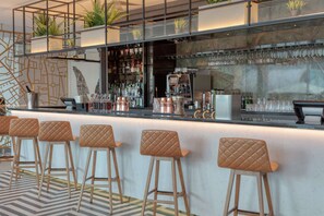Serves breakfast, lunch and dinner - Hilton London Angel Islington (London)