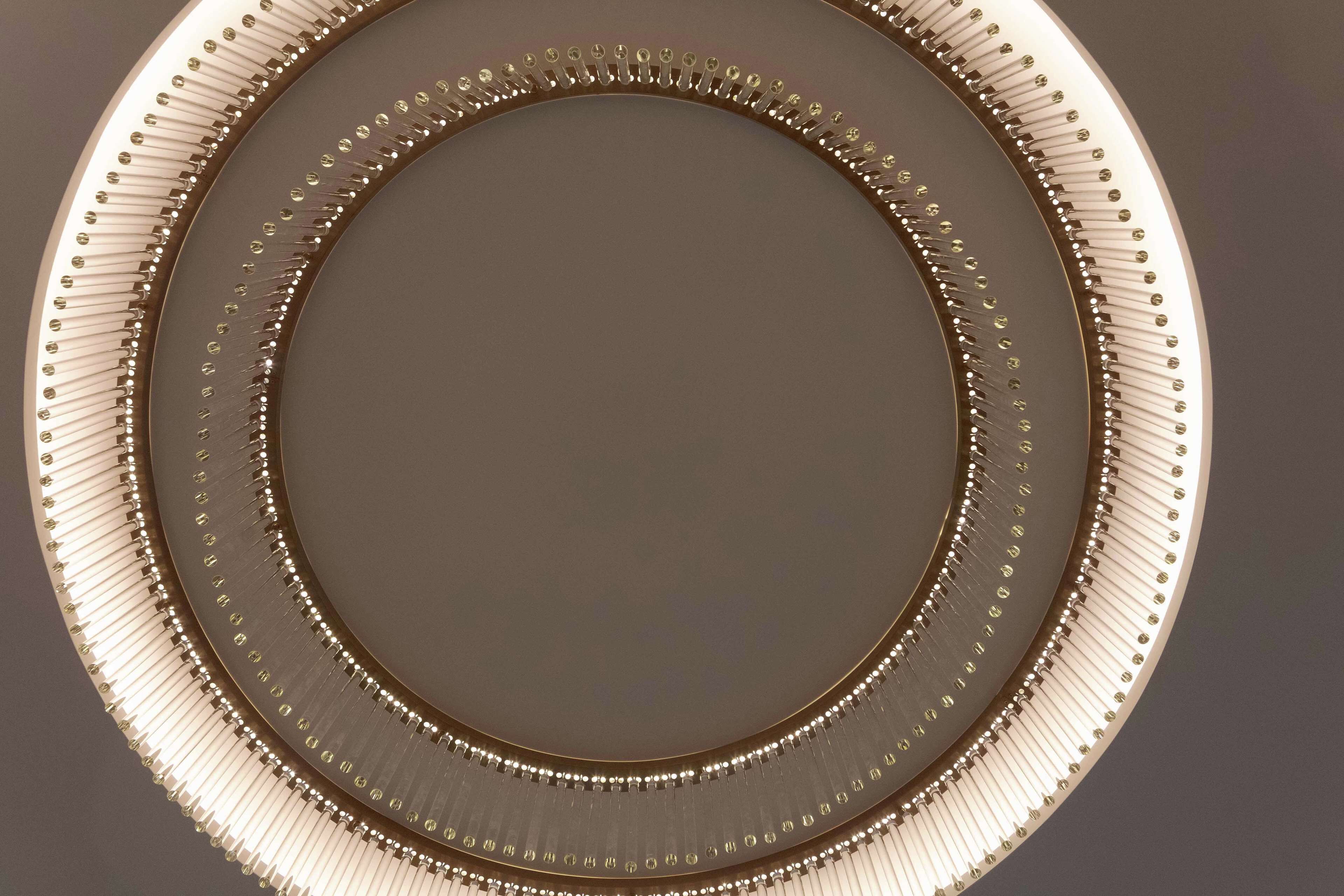 Una superficie metálica y reflectante, circular, con una serie de pequeños elementos reflectantes distribuidos uniformemente a su alrededor.