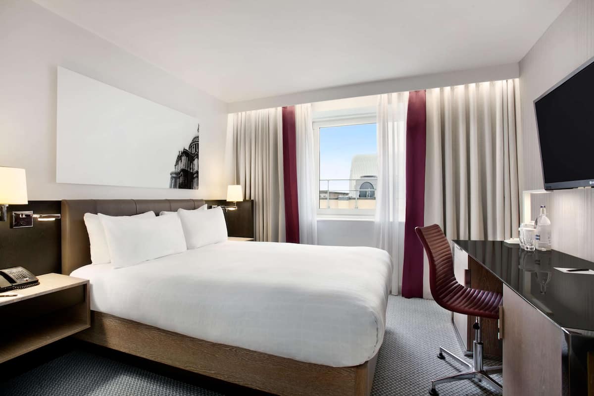 1 bedroom, Egyptian cotton sheets, premium bedding, in-room safe