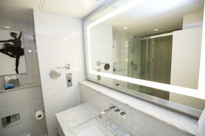 Rainfall showerhead, free toiletries, hair dryer, towels - Hilton London Angel Islington (London)