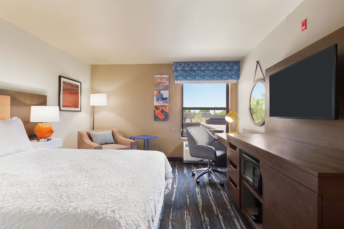 Room, 1 Queen Bed, Non Smoking | Premium bedding, pillowtop beds, in-room safe, individually decorated