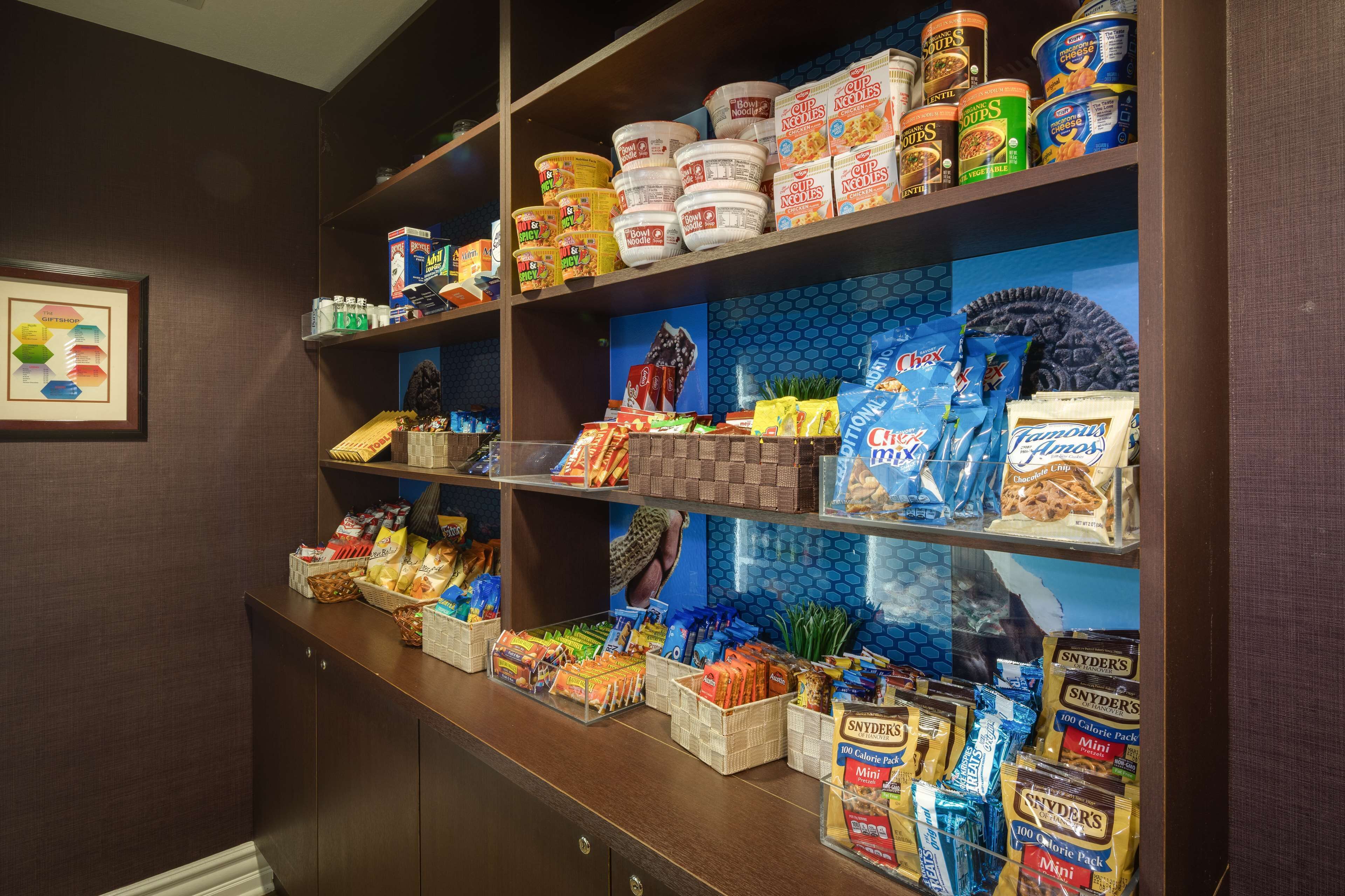 Una exhibición de aperitivos y alimentos envasados.